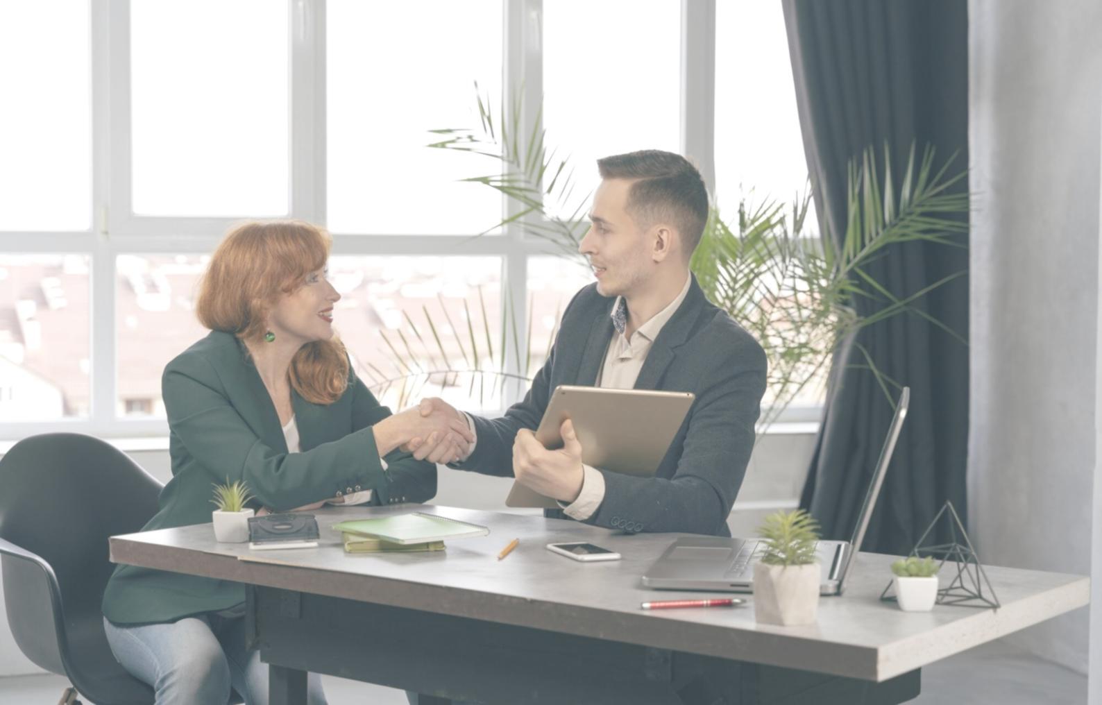 Equipo de trabajo colaborando en análisis financiero y creación de presupuestos maestros