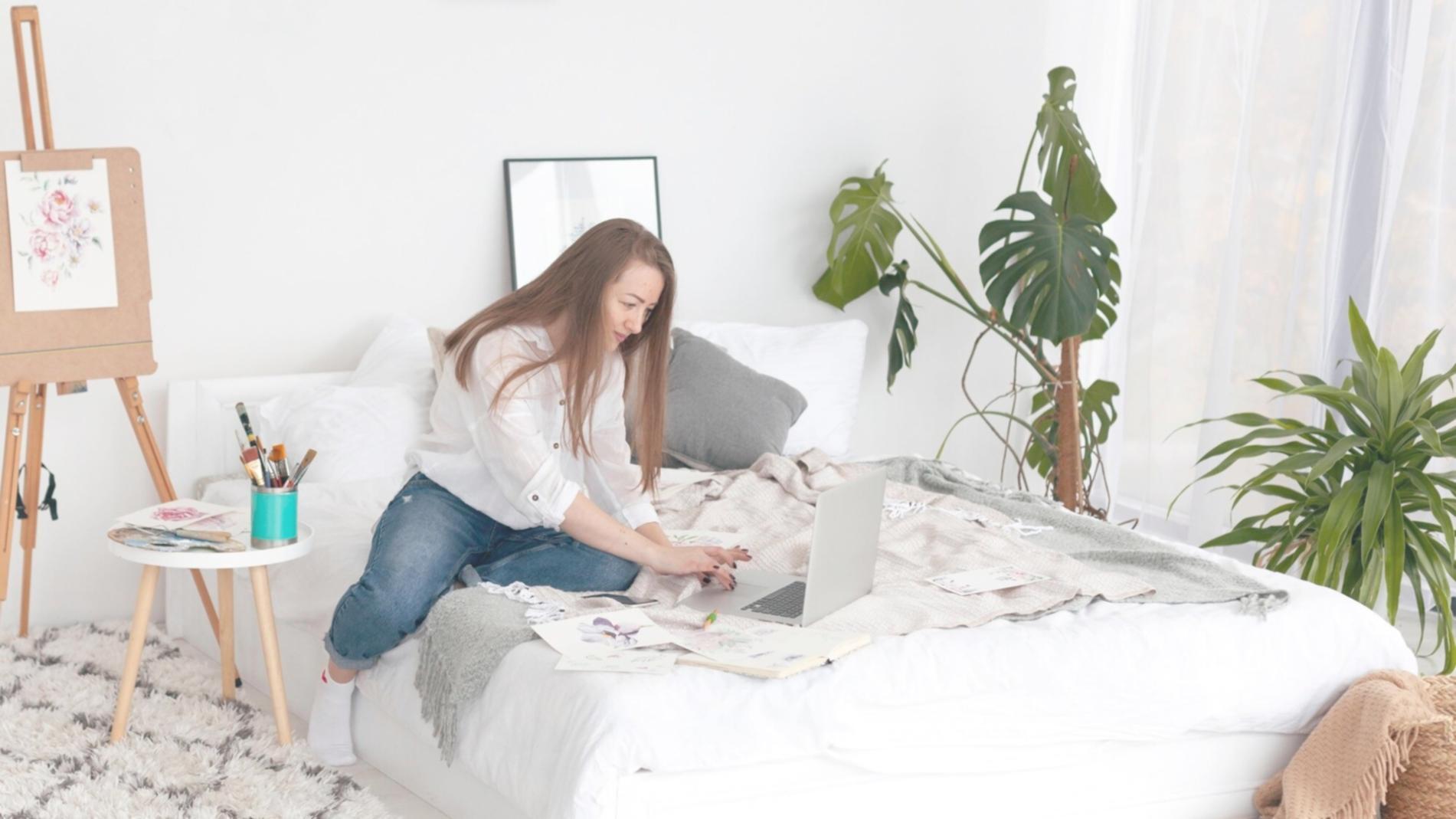 Profesional trabajando en análisis financiero y presupuestos