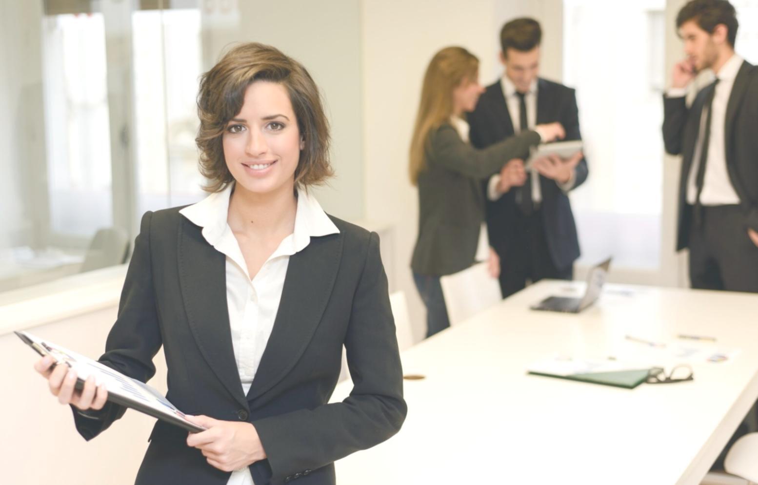 Equipo de trabajo colaborando en la creación de presupuestos maestros, mostrando gráficos financieros y análisis de datos en un entorno profesional